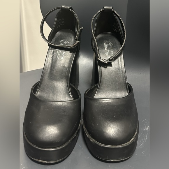 Black heels size 8 - Picture 2 of 3